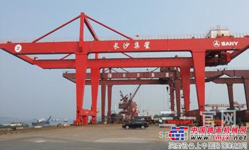 三一港机打造湖南首台超长臂场桥