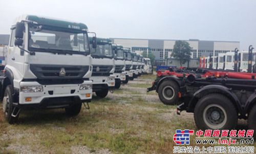 中国重汽30辆金王子垃圾车批量交付用户