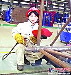 “男人幫”裏的“小女人”——記中聯重科工程起重機公司履帶吊臂架車間小噸位焊接班長王娟