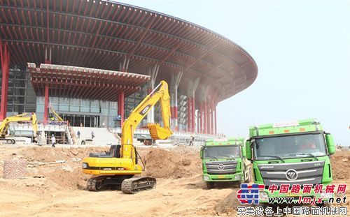 北京APCE场馆上的雷沃工程机械身影