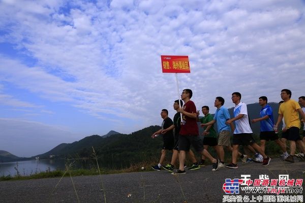 玉柴集团2014年军训拉练验收在寒山水库进行