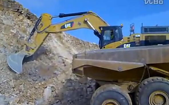 CAT卡特365C挖掘機在裝車
