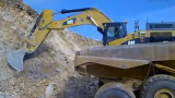 CAT卡特365C挖掘机在装车