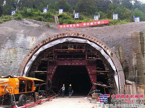 重庆市万利高速公路五分部赶场隧道率先进行二衬施工