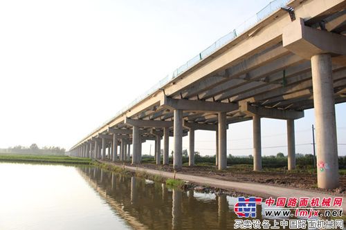 武汉市圈环线高速公路鲍北特大桥顺利贯通