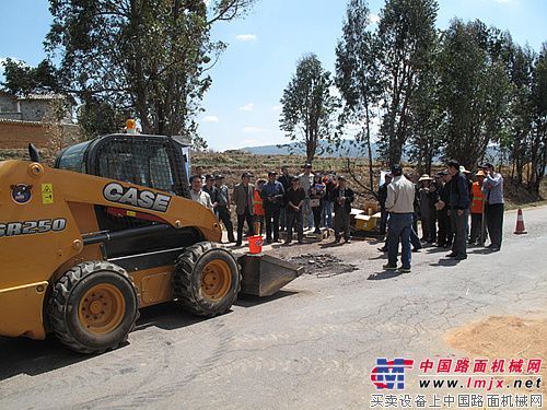 雲南楚雄市公路養護的不二選擇：凱斯滑移裝載機