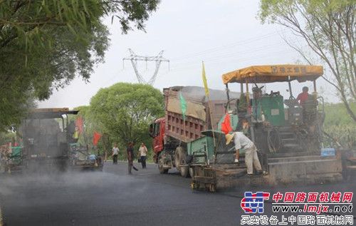 徐工“兄弟俩”携手铺开辽西市场