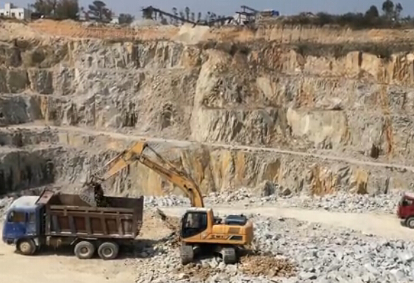 柳工挖掘機石場工作時間超7000小時