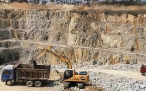 柳工挖掘机石场工作时间超7000小时