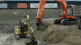卡特和斗山挖掘机接力装车视频表演
