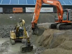 卡特和斗山挖掘机接力装车视频表演