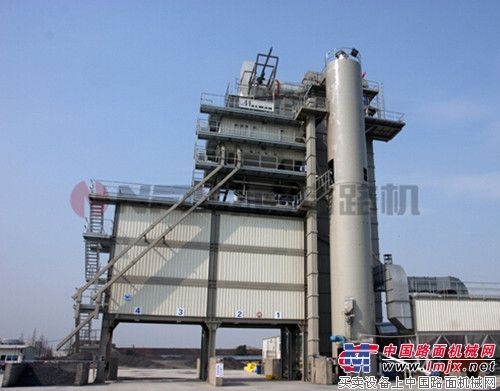 沥青铺就创业梦——访路盾建设公司 胡建伟