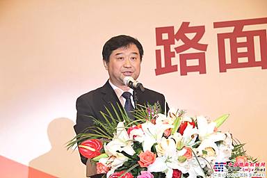 中国工程机械工业协会副会长兼秘书长苏子孟宣读“同意成立路面机械专业品牌联盟的回复函”