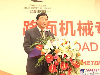 交通部科技教育司前司长、中国公路学会副理事长刘家镇致辞祝贺