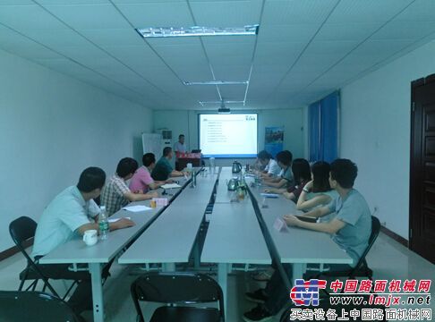 徐工铲运“月末大讲堂”走进经销商