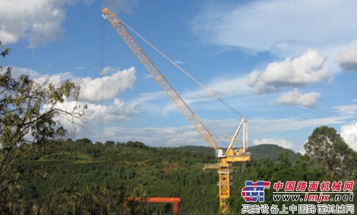 国内最大起重量徐工TL1600动臂塔效力中国首座水电站