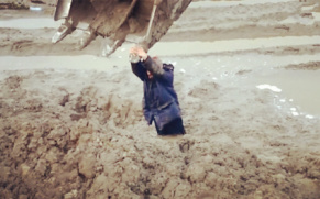 实拍男子陷泥泞中挖掘机救援现场