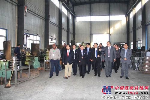 国家商务部率拉美、加勒比及南太地区研修班的官员赴亚龙公司参观