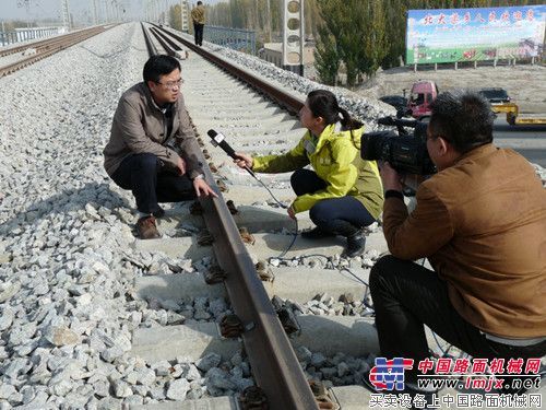 巴州电视台到中铁十五局吐库铺架项目施工现场采访