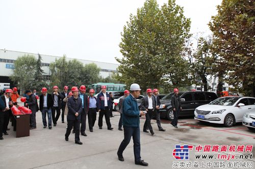 沥青搅拌设备行业高峰会议嘉宾参观泰安岳首工厂