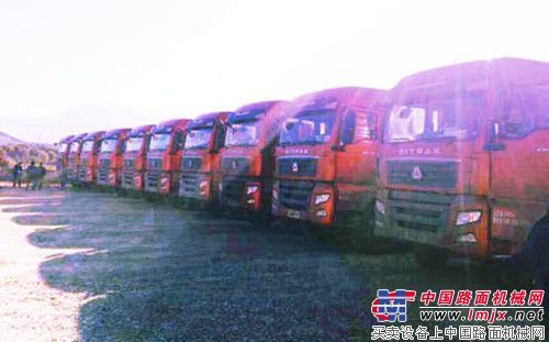 22辆中国重汽SITRAK半挂油罐车闪耀滇西高原