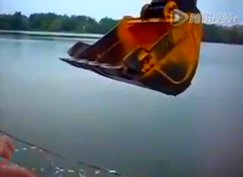 吊炸天！俄罗斯男子开挖土机捕鱼