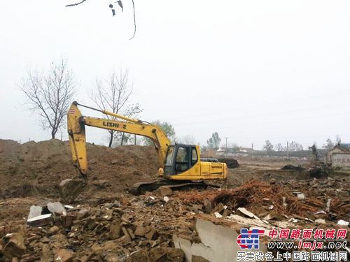 力士德挖掘机为临沭县新农村建设谱写新篇章    