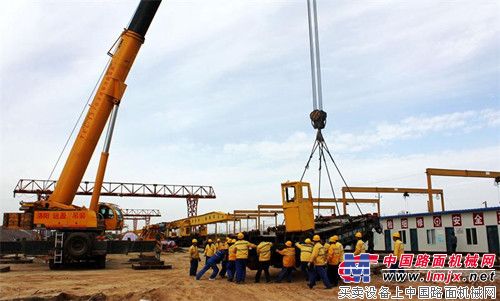 中铁十五局宁西项目顺利调进DPK32铺轨机完成调头工作