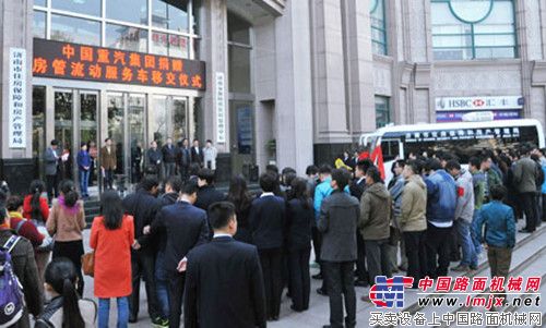 中国重汽向市住房保障局捐赠流动服务车