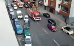 看看欧洲人怎么给消防车让路的！