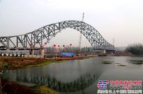 河南省洛阳市首座钢桁拱大桥拱肋合龙