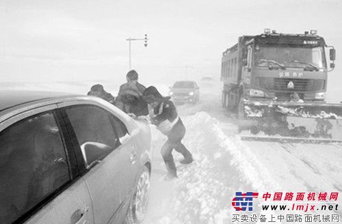 中国重汽HOWO守护新疆道路运输大动脉