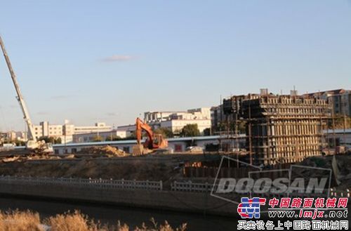 斗山挖掘机助力烟台立体交通建设