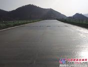 河南登汝高速公路邢坪大桥进行桥面铺装