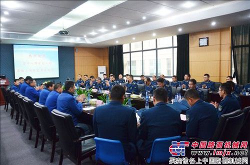 中国空军驻湘某师副师长一行考察山河智能