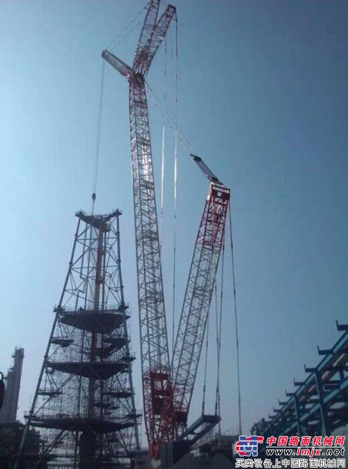 中联重科QUY800履带式起重机成功吊装广东茂名火炬塔