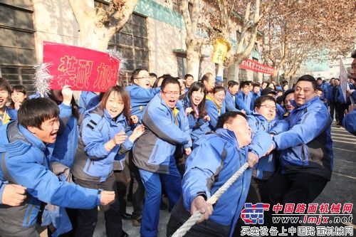 陕建机举办职工拔河比赛
