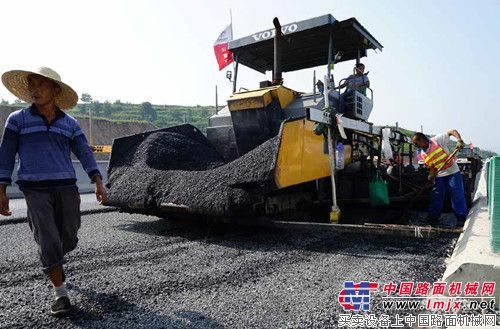 沃尔沃摊铺机助力陕西高速公路建设宏伟目标