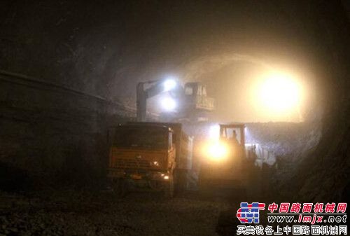 中铁一局渝黔铁路第九座隧道工程安全贯通