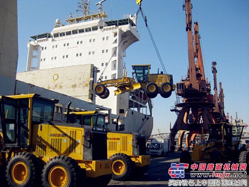 山推古巴农业部项目出口设备在天津港发运