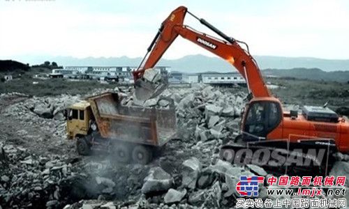 斗山工程机械2014新款挖掘机DX340LC-9C客户采访