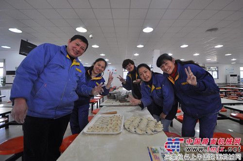 徐工道路机械事业部女工委举办包饺子比赛