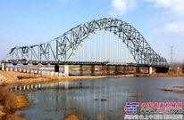 洛阳市首座钢桁拱桥钢箱梁吊装完成