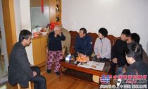 中铁二十四局上海电务电化公司党委春节走访慰问老党员、困难党员