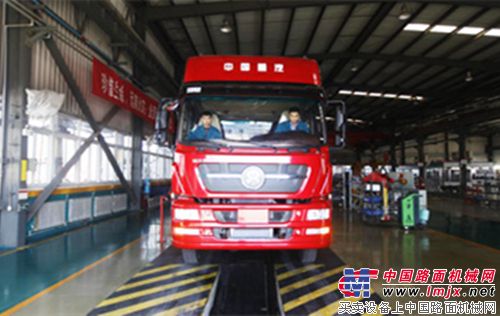 中国重汽装配双级增压发动机车型下线