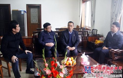 玉林市领导到玉柴看望慰问科技人员代表