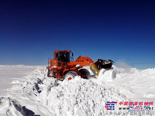 徐工装载机打通西藏雪灾安全通道