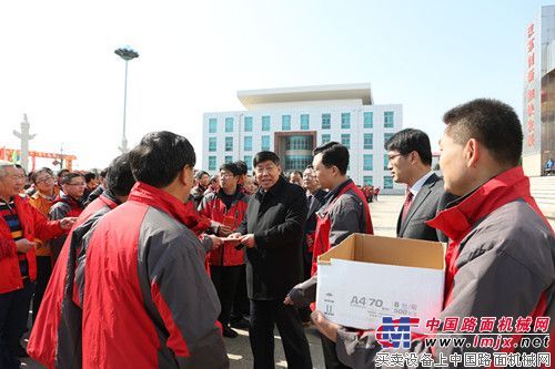方圆董事局主席高秀为全体员工分发红包