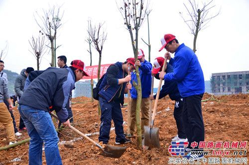 柳工青年志愿者参加“绿满龙城·生态家园”植树活动