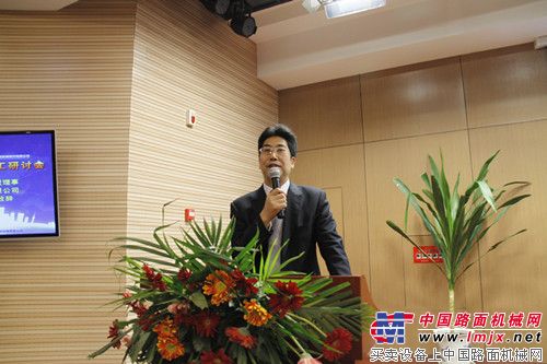 路机联盟路面机械成套化与施工研讨会在郑州召开